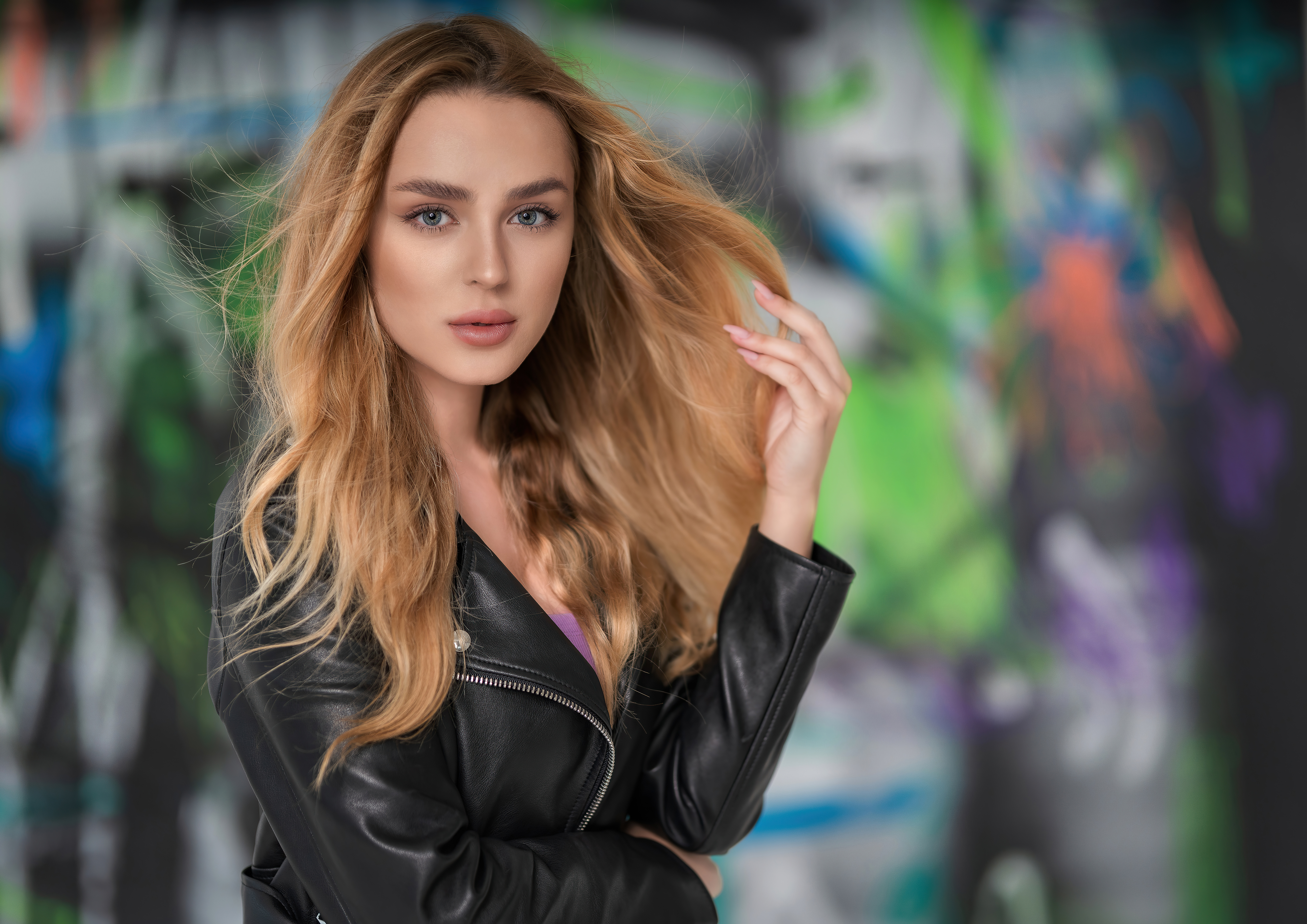Blonde woman in leather jacket HD Wallpaper