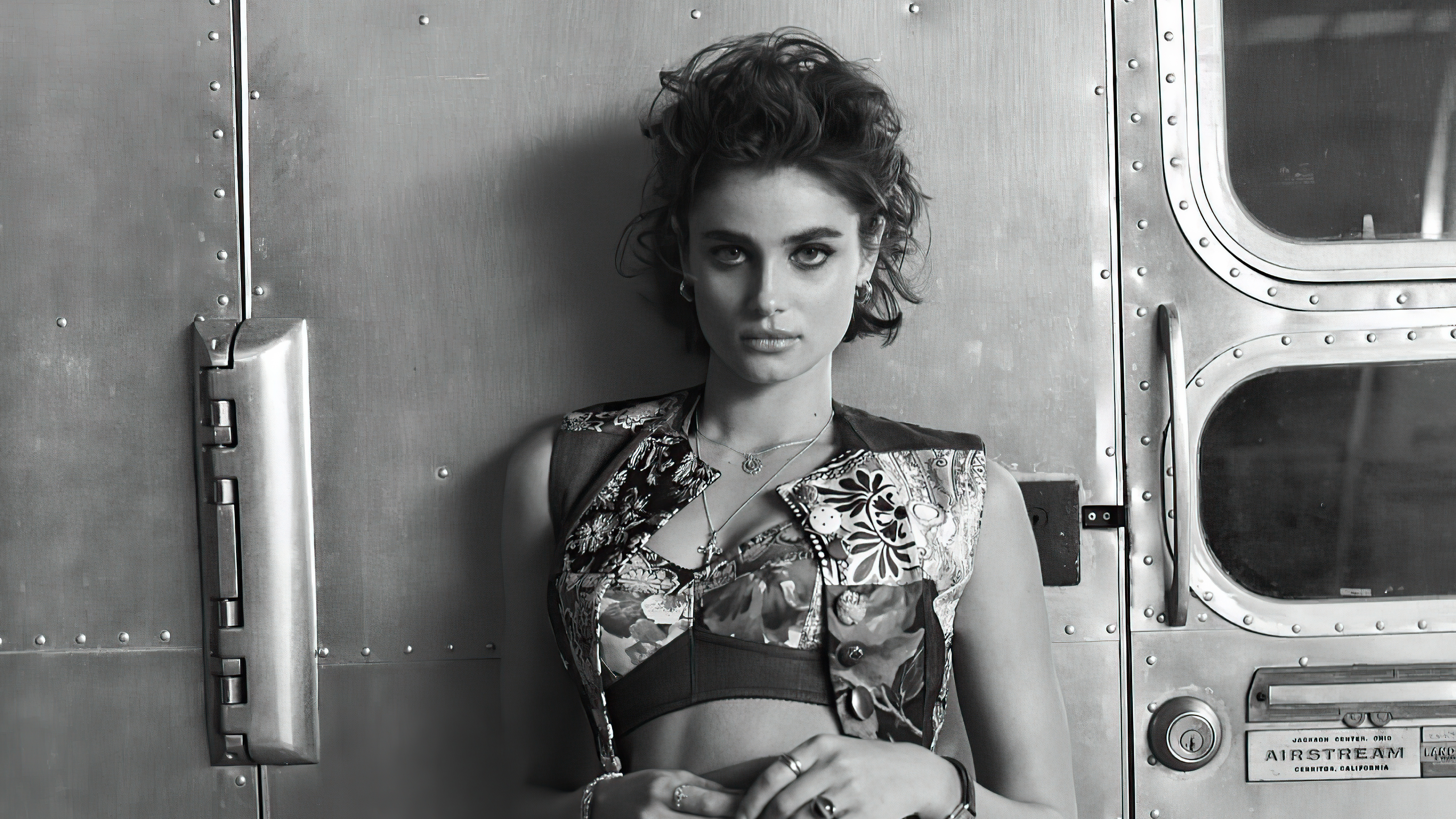 Taylor Hill in Monochrome HD Wallpaper
