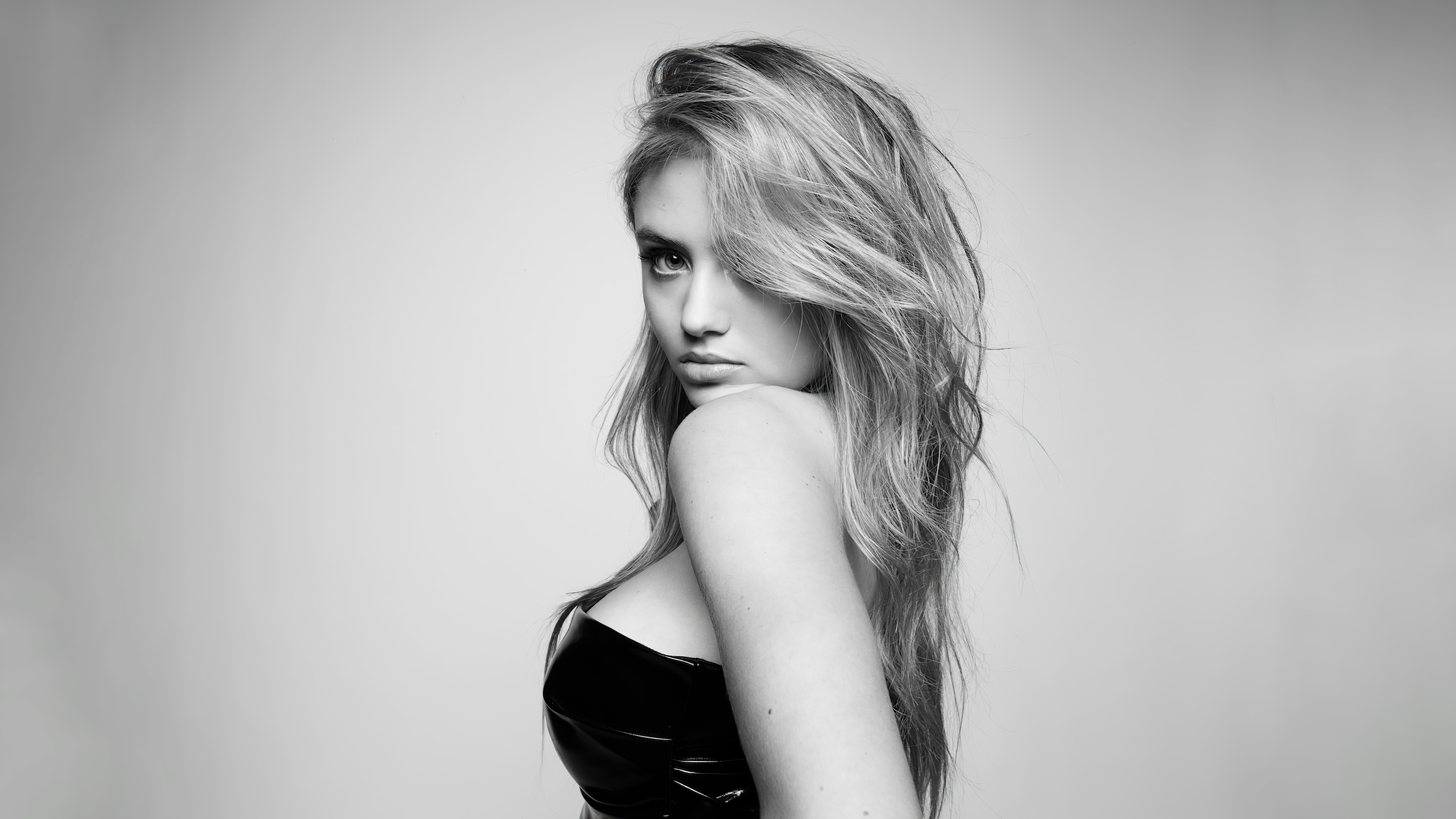 Leni Klum in monochrome portrait HD Wallpaper