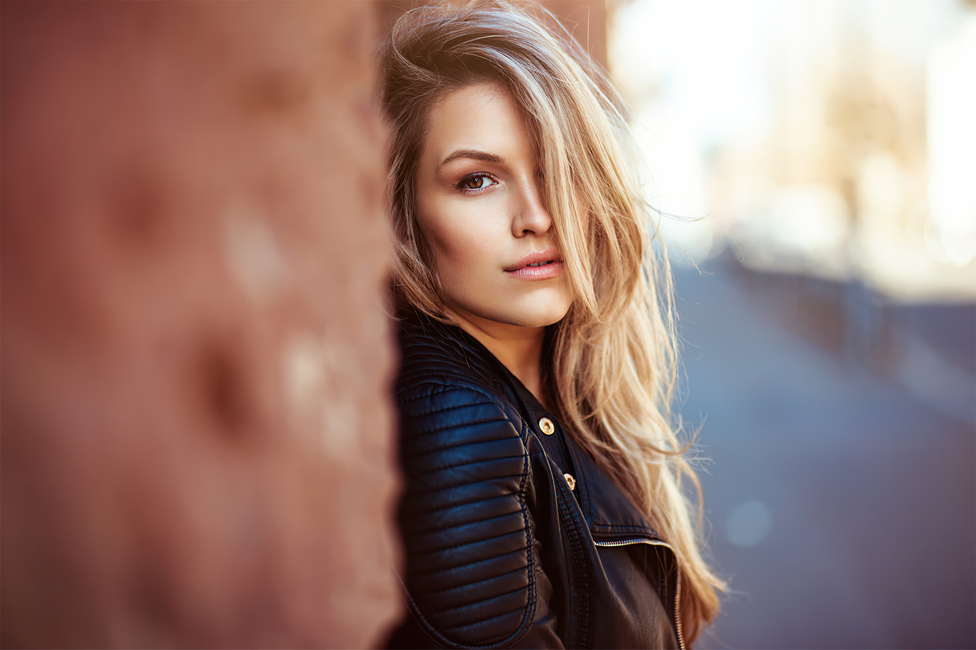 Blonde model in leather jacket HD Wallpaper