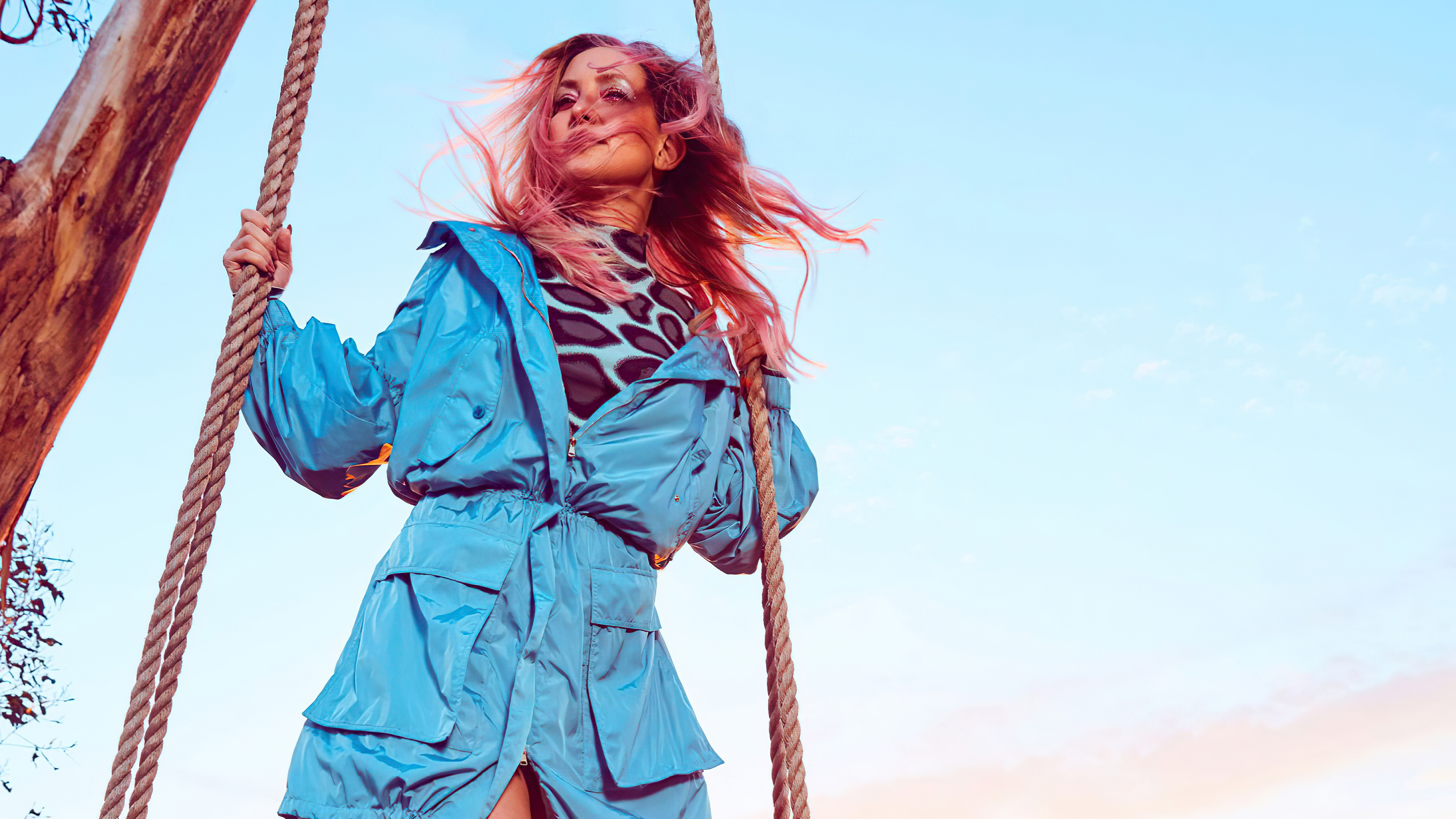 Kate Hudson on a swing HD Wallpaper