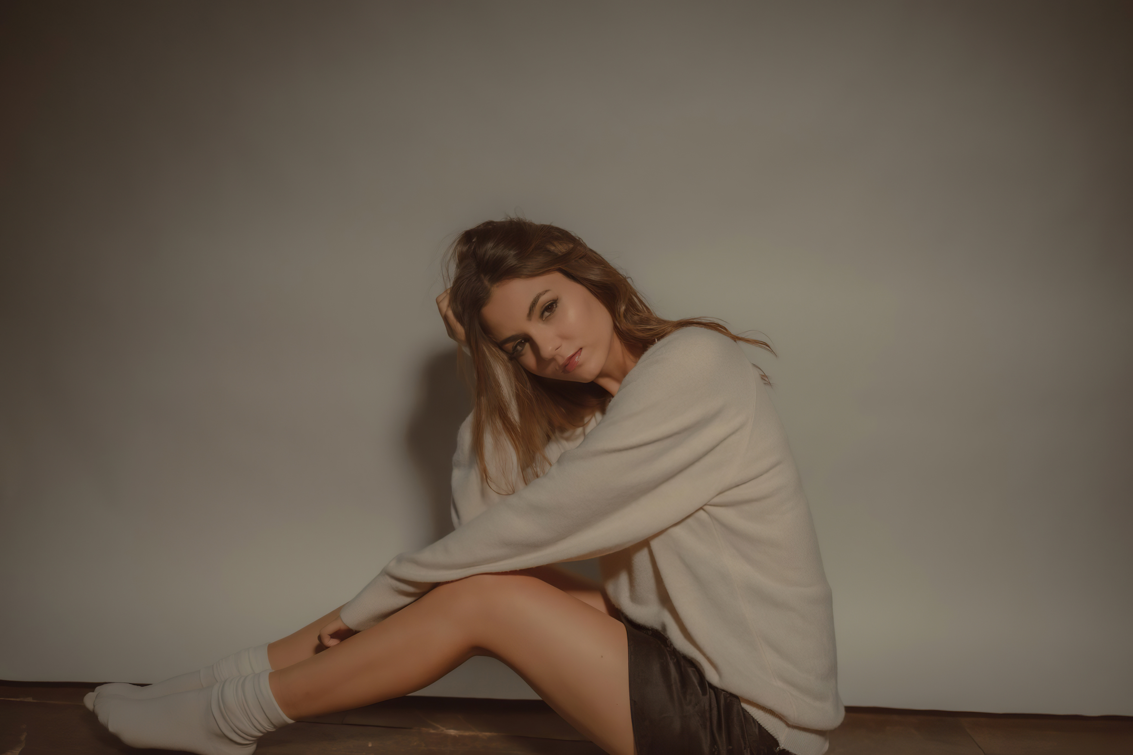 Victoria Justice in a cream sweater and black skirt HD Wallpaper