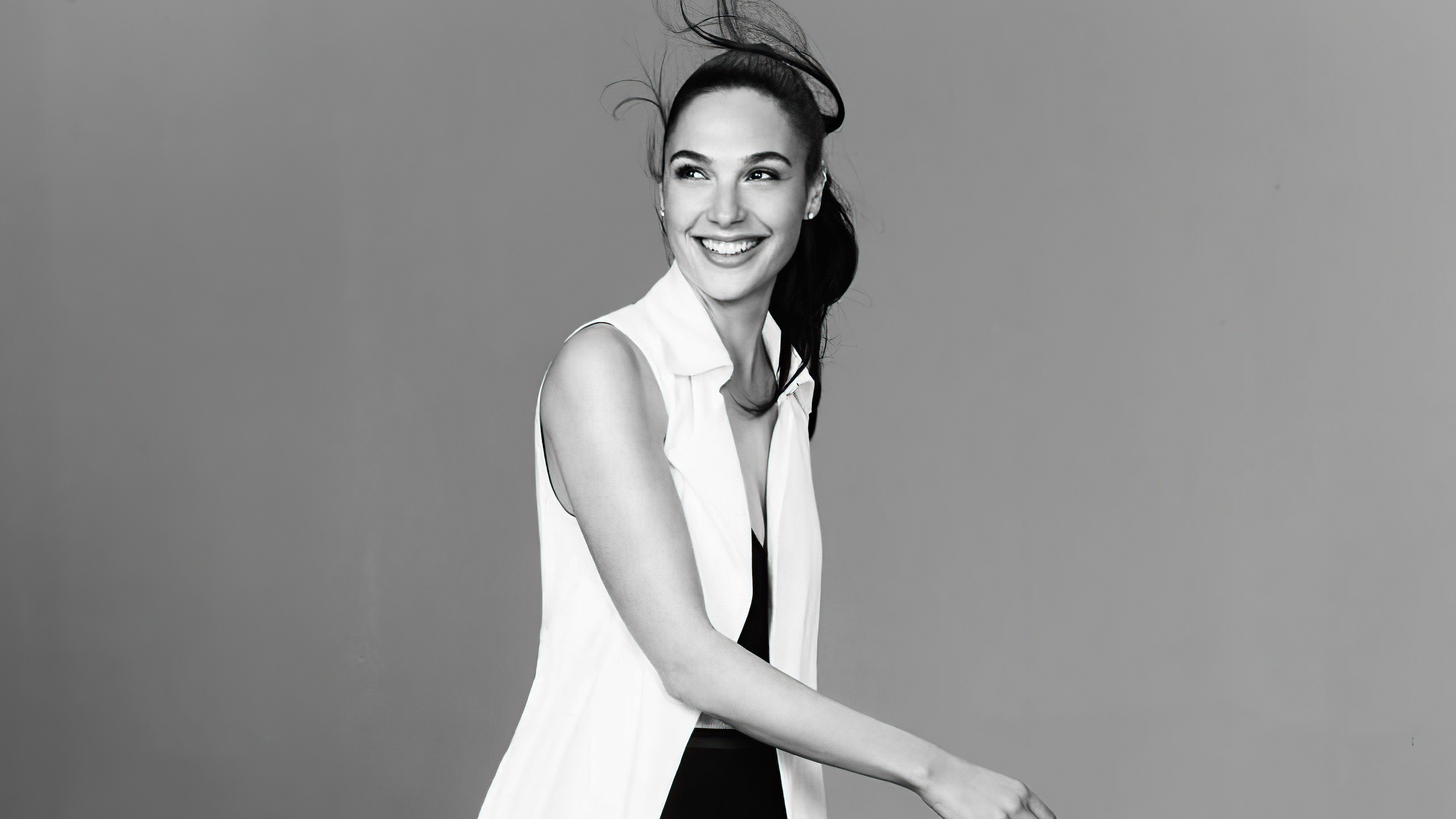 Gal Gadot in monochrome HD Wallpaper