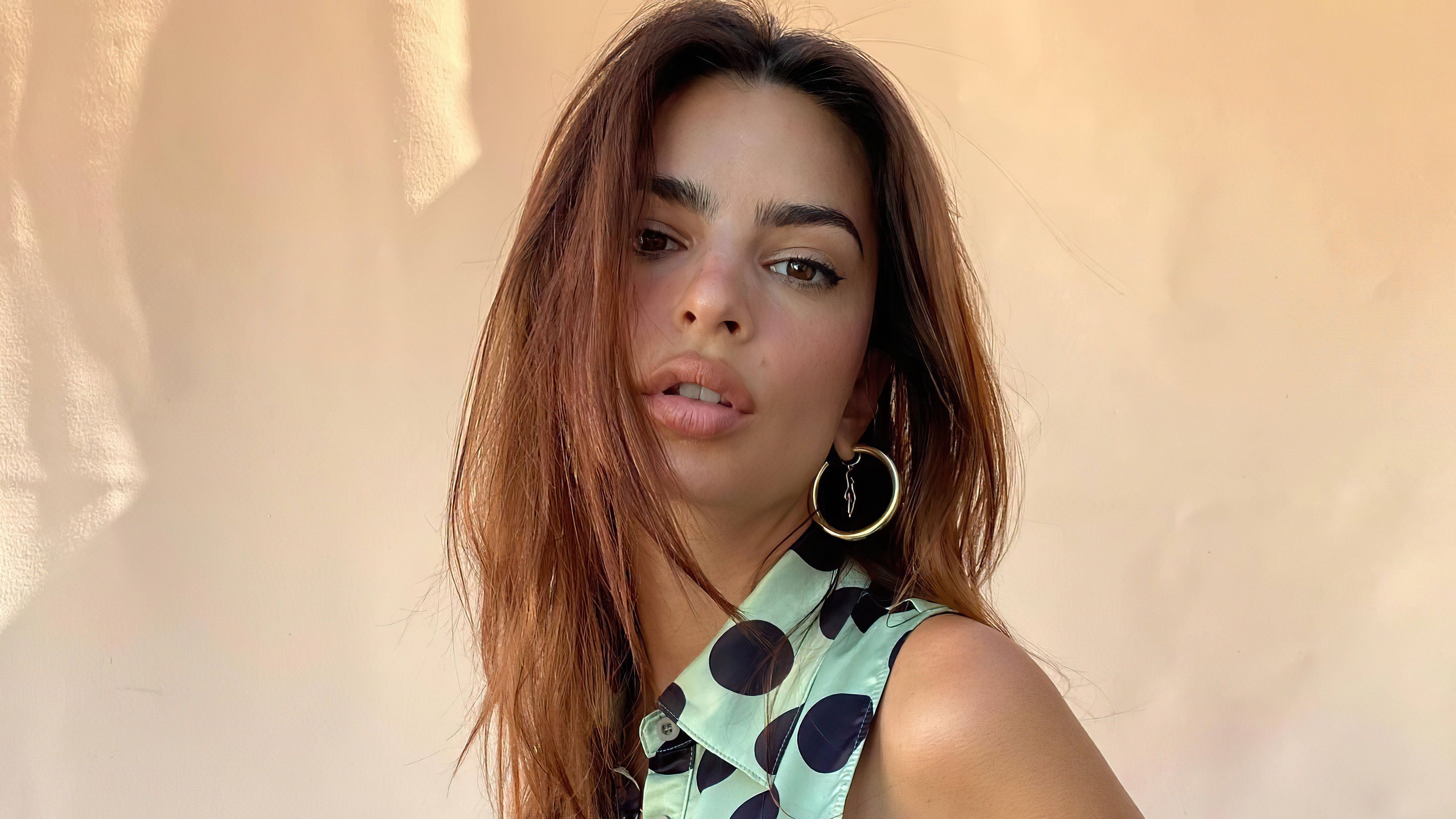 Emily Ratajkowski wearing a polka dot top HD Wallpaper