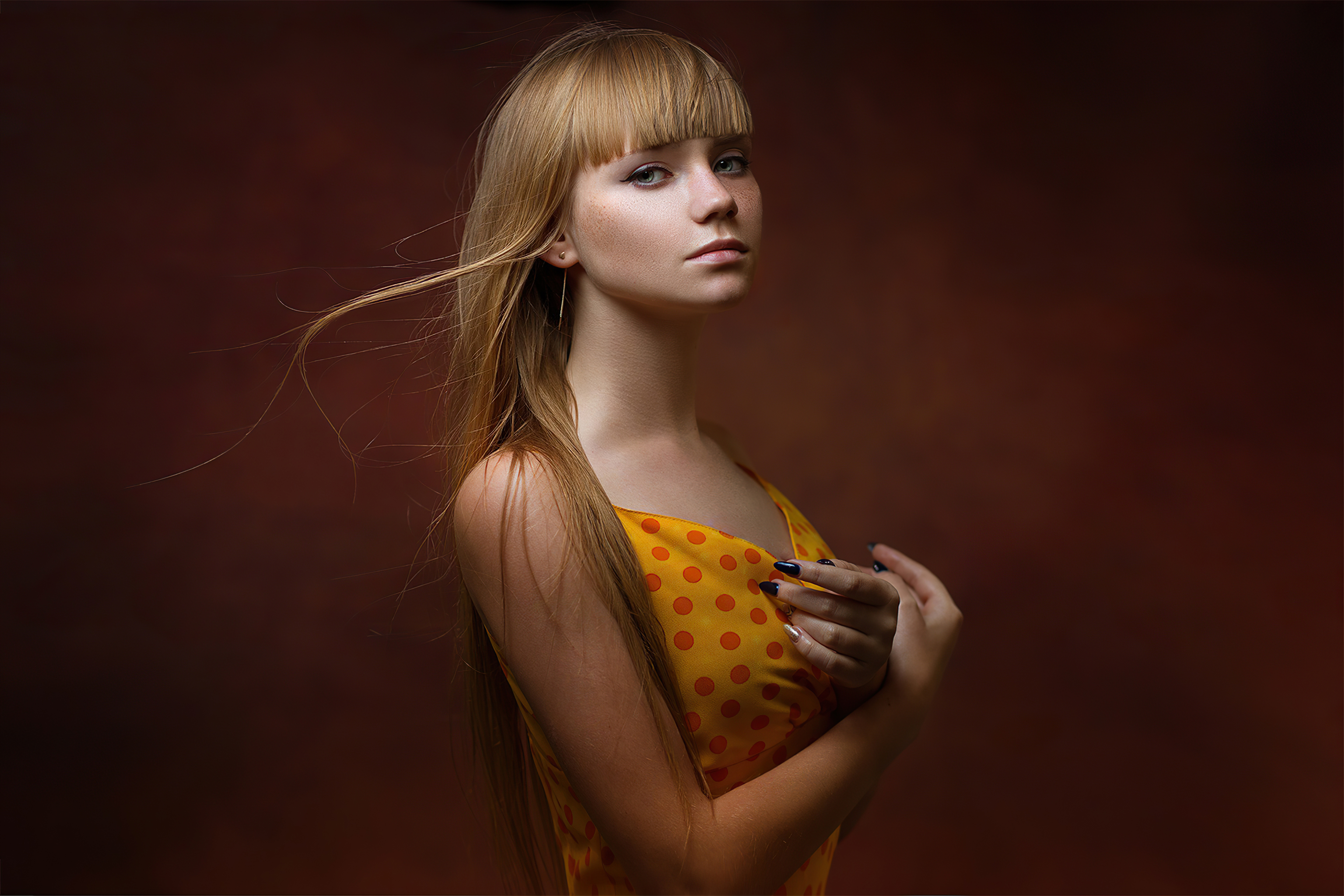 Blonde girl in yellow polka dot dress HD Wallpaper