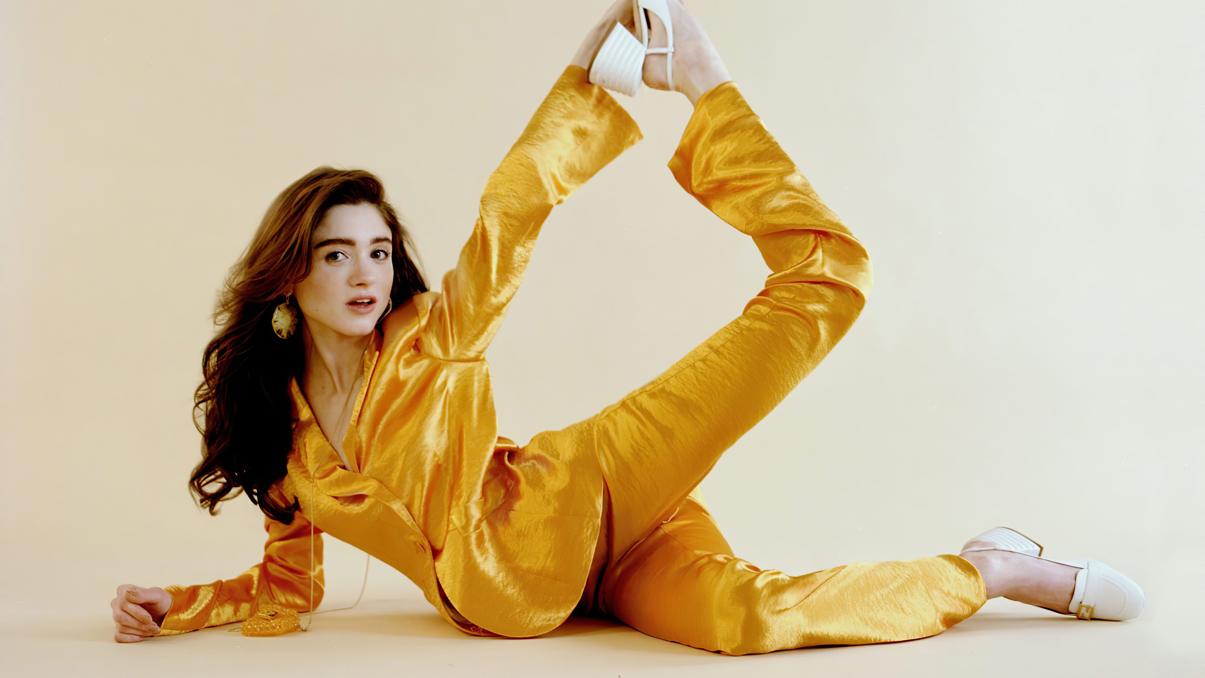 Natalia Dyer in a yellow satin suit HD Wallpaper
