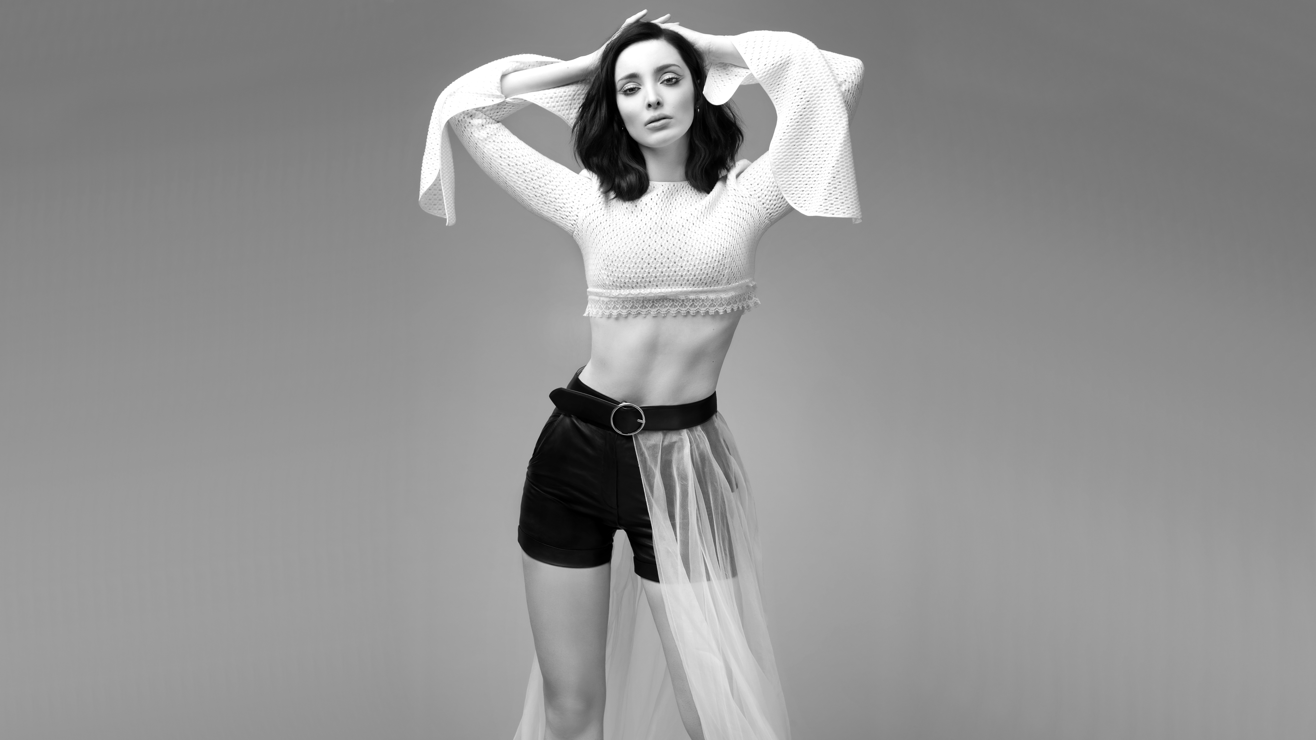 Emma Dumont monochrome portrait HD Wallpaper