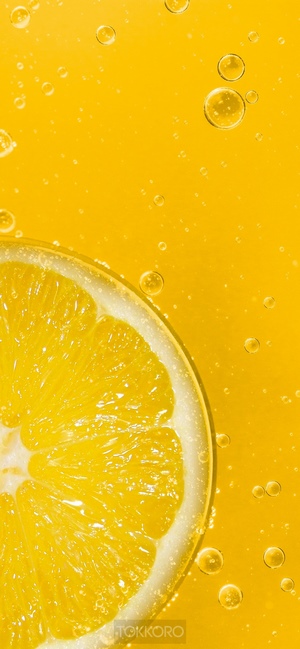 Lemon slice with bubbles in yellow liquid