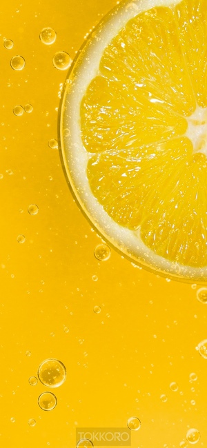 Lemon slice with bubbles in yellow liquid