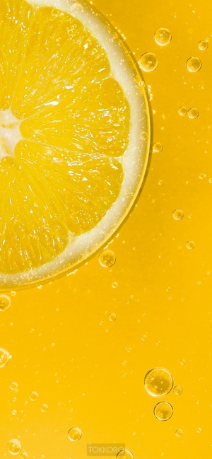 Lemon slice with bubbles