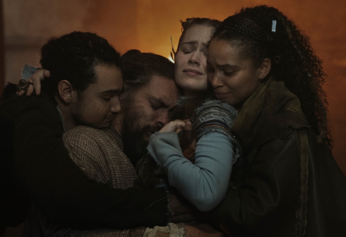 Jason Momoa, Nesta Cooper, Archie Madekwe, Hera Hilmar hug