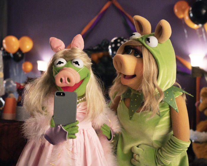 Miss Piggy and Kermit the Frog from Muppets Haunted Mansion