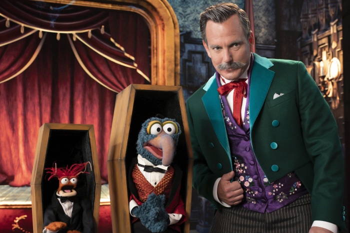 Will Arnett, Gonzo, and Pepé the King Prawn in Muppets Haunted Mansion