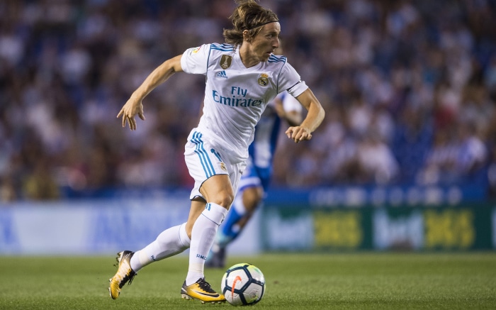 Luka Modrić playing soccer in Real Madrid uniform 4K