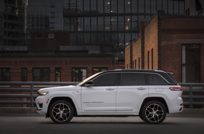White 2022 Jeep Grand Cherokee Summit Reserve 4xe SUV