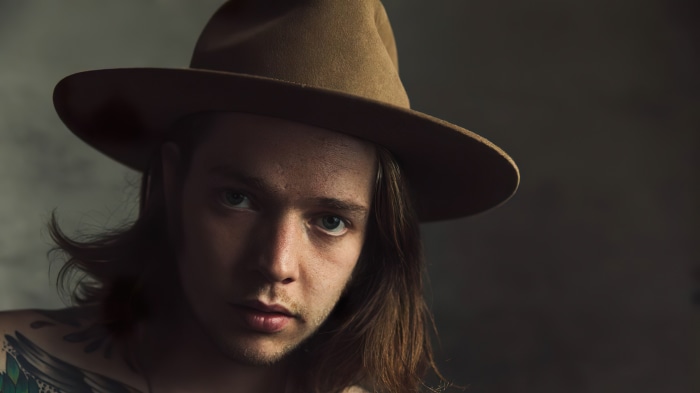 Billy Strings wearing a hat