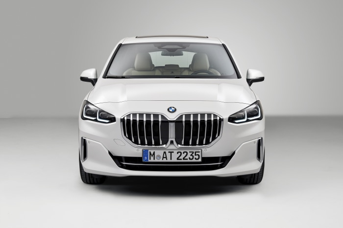 White BMW 223i Active Tourer Luxury Line 4K