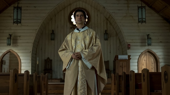 Hamish Linklater in Midnight Mass