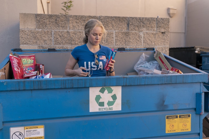 Kristen Bell in Queenpins