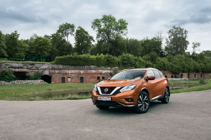 Orange Nissan Murano 4K