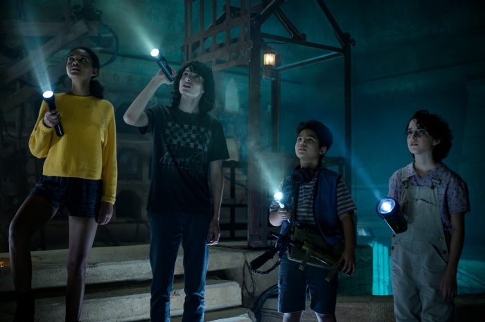 Children from Ghostbusters: Afterlife with flashlights