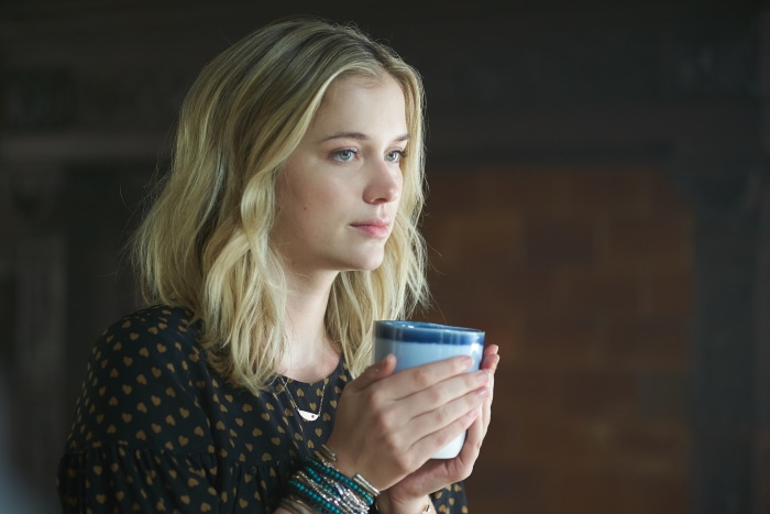 Elizabeth Lail in YOU 4K