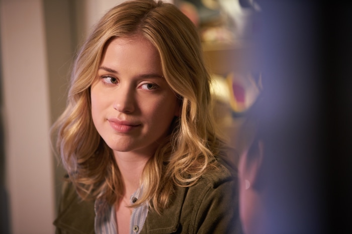 Elizabeth Lail in YOU 4K