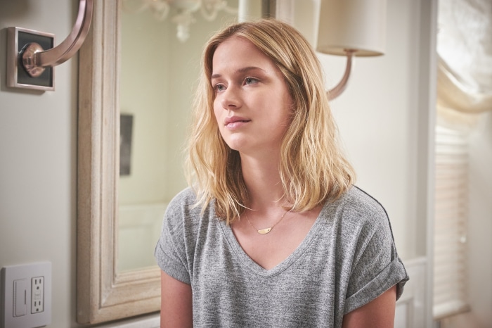 Elizabeth Lail in YOU 4K