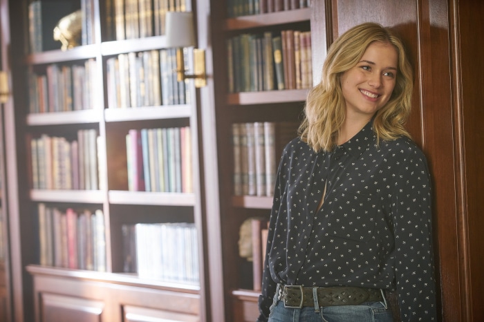 Elizabeth Lail in YOU 4K