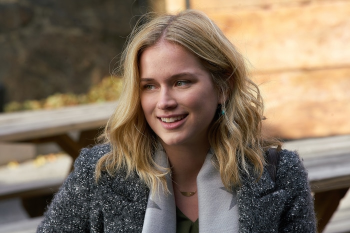 Elizabeth Lail in YOU 4K