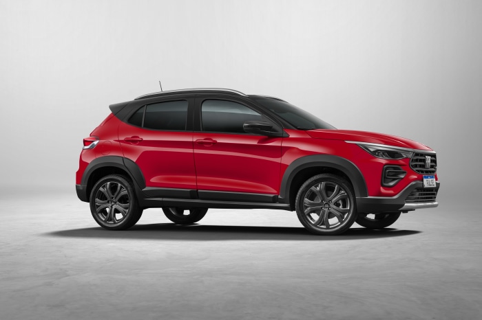 Red Fiat Pulse Audace Turbo SUV