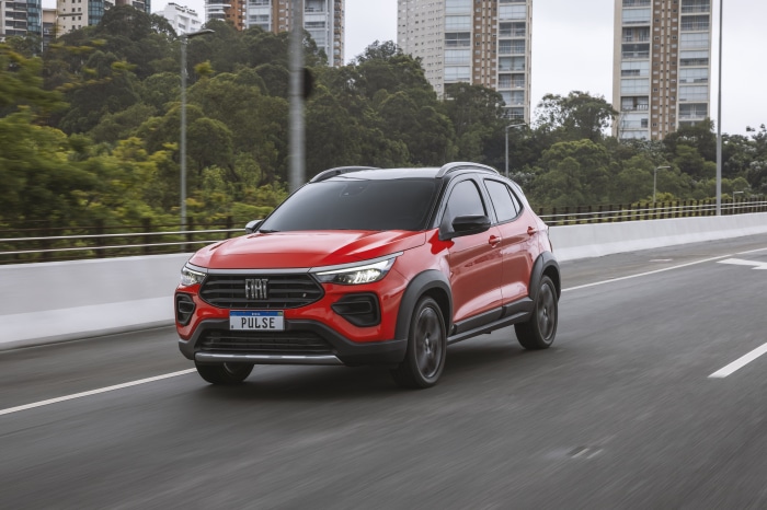 Red Fiat Pulse Audace Turbo 200 4K SUV driving on road