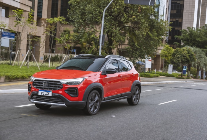 Red Fiat Pulse Audace Turbo 200 4K SUV on a city street