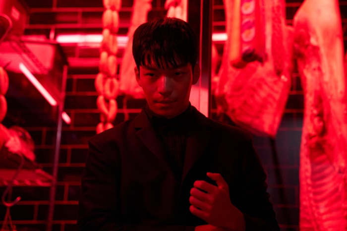 Wi Ha-joon as Hwang Jun-ho in a butcher shop