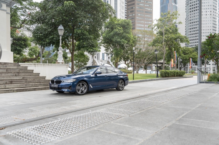 Blue BMW 5 Series 530e Luxury Line 4K