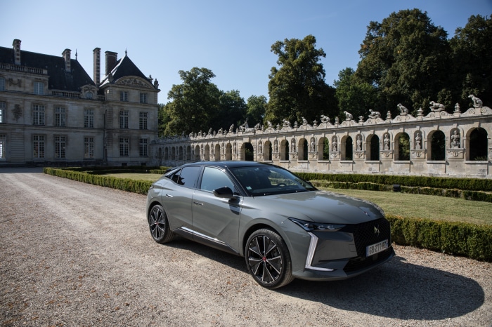 DS 4 Performance Line car in front of a chateau