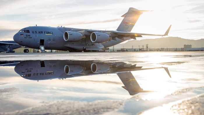 Boeing C-17 Globemaster III 4K reflection