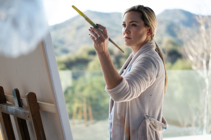 Kate Hudson painting in Truth Be Told 4K
