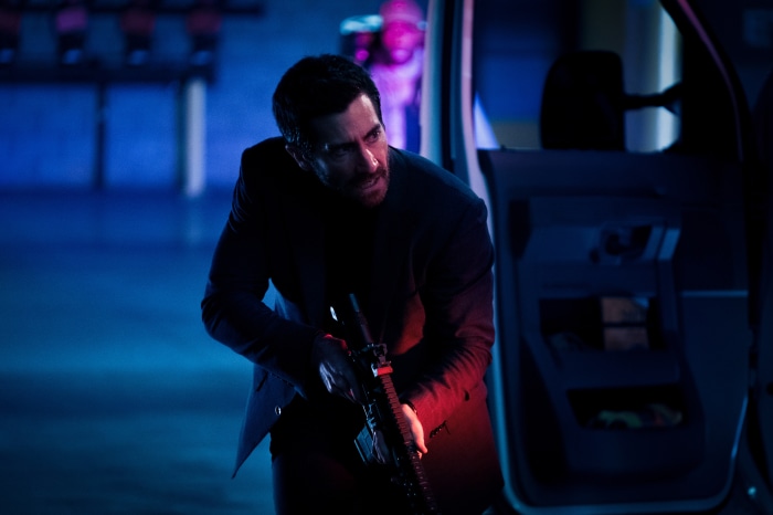 Jake Gyllenhaal with rifle in ambulance