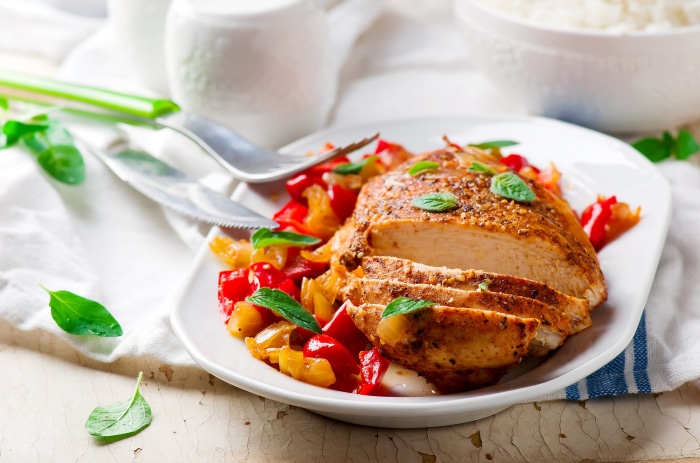 Sliced chicken breast with bell peppers and mint