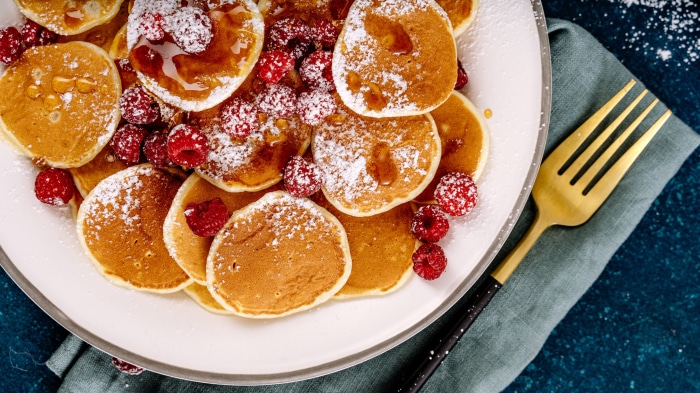 Mini pancakes with raspberries and powdered sugar