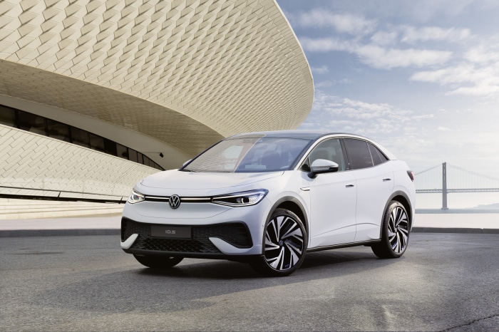 White Volkswagen ID.5 Pro 4K electric SUV