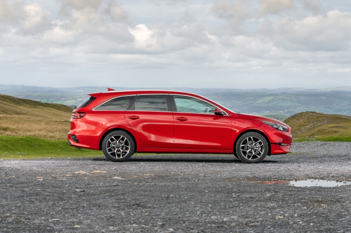 Red Kia Ceed Sportswagon 4K