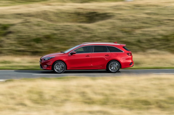 Red Kia Ceed Sportswagon 4K