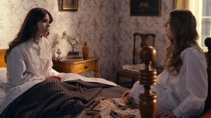Dickinson: Anna Baryshnikov and Hailee Steinfeld in Bedroom