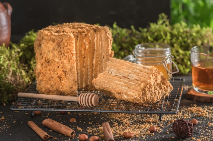 Honey cake with honey and cinnamon