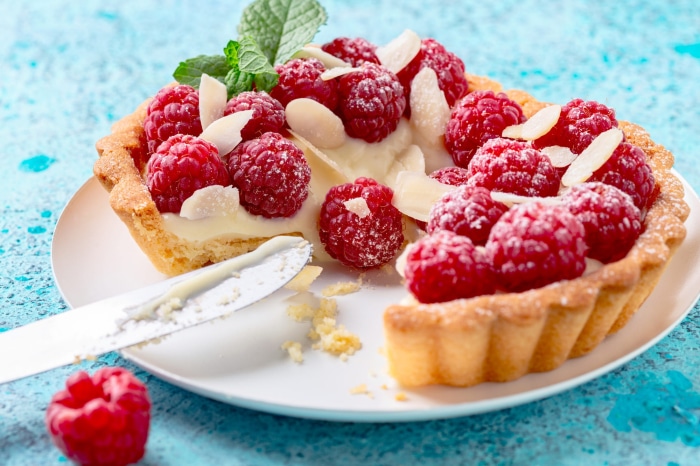 Raspberry tartlet with cream and almonds