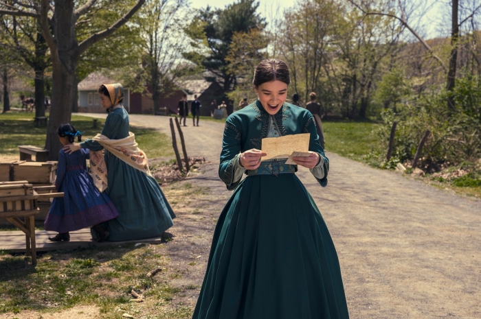 Hailee Steinfeld in Dickinson 4K