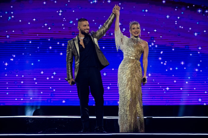Jennifer Lopez and Maluma on stage