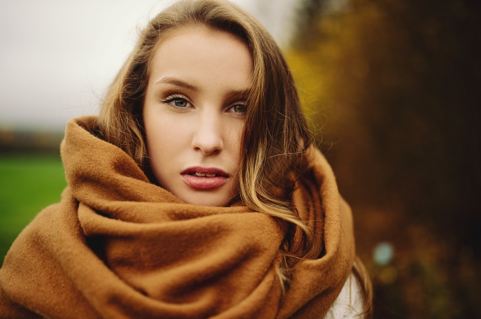 Woman wearing a brown scarf